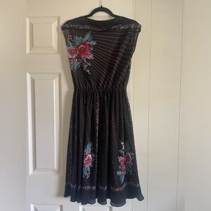Vintage women’s floral dress with accordion pleat. Black. Medium fit.